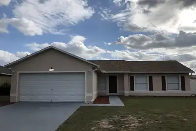 Image de Confortable 4 chambres 2 salles de bains Pool Home Près de tous les parcs.