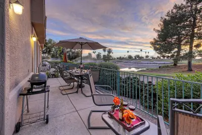 Image de Superstition Lakes 2 Br Condo; Vues de golf; Gated Community w / piscine chauffée et spa