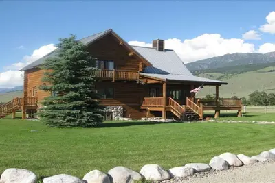 Image de The Pleasant Pheasant ~ Maison en bois rond de 5 chambres sur 20 acres Ă Paradise Valley