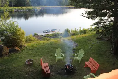 Accueil calme au bord du lac: cheminée, quai, WiFi, table de billard, Wii, bateau et kayaks