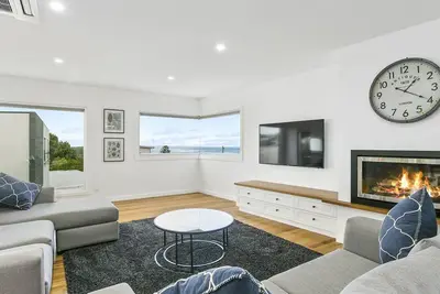 Image de Vie De Luxe Seulement 200m De La Plage Et Du Centre Ville! ! ! - 82b Orton Street