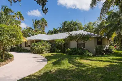 Image de Maison spacieuse 5Bdr tropicale près de la plage