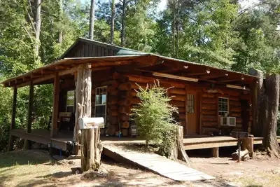 Image de Log Cabin rustique avec la pêche.