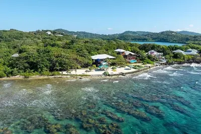 Image de Privé 4 Chambre Beach House avec une vue panoramique