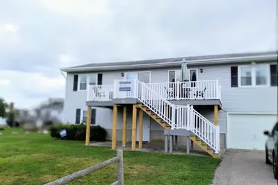 Image de Le meilleur des deux mondes, une salle de jeux de location d'été épique et un bar à deux étages