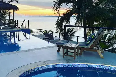 Image de Directement sur la plage de sable privée-Ocean, piscine à débordement bain à remous, kayaks, Sup