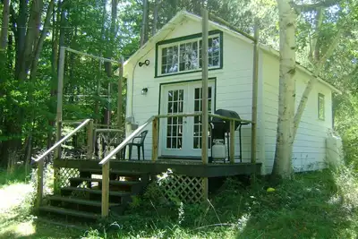 Image de Charme Woodstock Teahouse Cottage par le ruisseau à truites Sawkill Creek