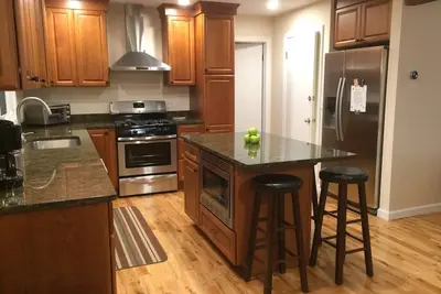 Image de Ski House nouvellement mis à jour avec bain à remous extérieur et salle de jeux