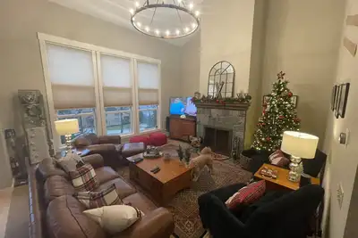 Image de Maison de ville de luxe sur 3 étages avec accès direct à SunDog Trail