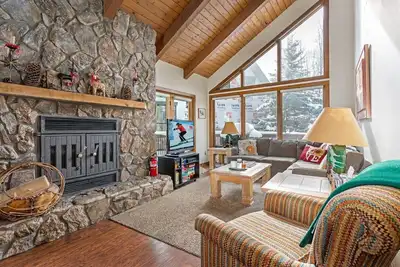 Image de Duplex spacieux avec des prix imbattables! À distance de marche du télésiège de Cascade