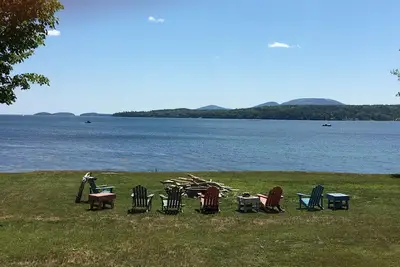 Image de Propriété en bord de mer avec une vue spectaculaire sur le parc Acadia et les navires de croisière.