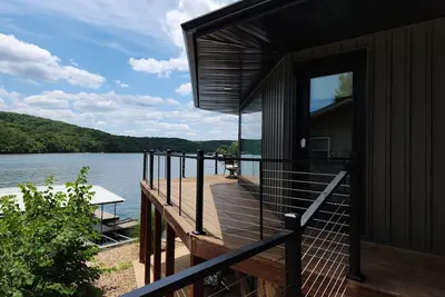Image de Eaux calmes, grand quai privé, vues Panaramic: The Octagon House