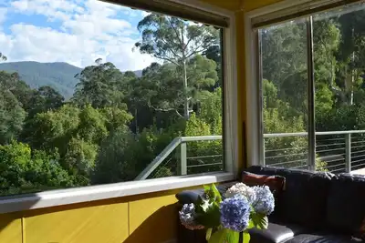 Image de Twin Creek Cottage- une retraite de forêt isolée.