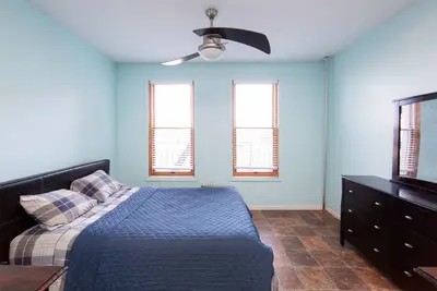 Image de Loft privé et spacieux situé à seulement 1 pâté de maisons de la zone, les plages, attractions, etc.