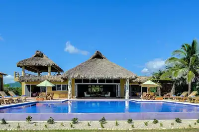 Image de Casa Doris Stylish Ocean Front Villa Resort avec service complet
