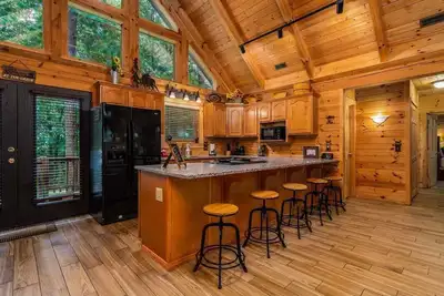 Image de Cabine Premium incroyable, Hot Tub, proche des spectacles, baignoire à jets, avec table de jeu, salle à manger près des pistes du grand cèdre