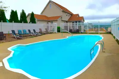 Image de Maison spacieuse avec une salle de jeux, piscine, sauna, bain à remous