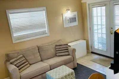 Image de Emplacement! Emplacement! Emplacement! - \"Sérénité au bord de la mer\" - Promenade minute jusqu'à la plage!