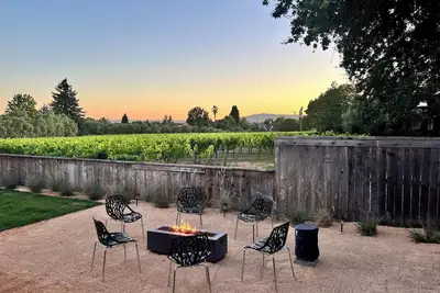 Image de Près de Healdsburg Plaza avec vue sur le vignoble et bain à remous!