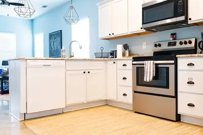 Image de Maison propre et sereine, proche de tout Memphis, belle cour ombragée