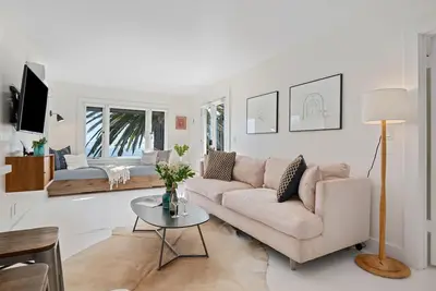 Image de Vues à couper le souffle sur l'océan, terrasse extérieure relaxante, style intérieur surélevé et Plus!