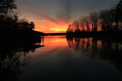 Image de Lakehouse dans une crique protégée avec une vue imprenable sur le lac Tillery!