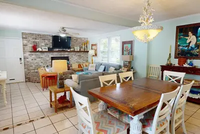 Image de Un conte de sirène! Animaux acceptés! Wifi! 2 blocs à la plage! 2 Master Suites!