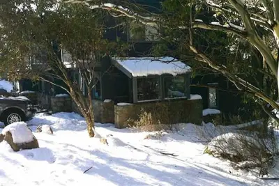 Image de 3 ours 1 chalet rénové 3 chambres, 2 salles de bains + 2 places de voiture à la porte d'entrée.