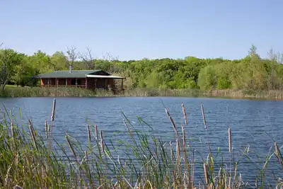 Image de Votre propre cabane en rondins au bord du lac privé sur un ranch de 970 acres.