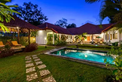 Image de Villa avec piscine privée et jardin immense!