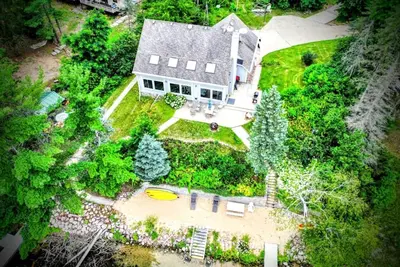 Image de Bully's Pearl Lake, immense patio sur l'eau, Wifi, Tv directe, Netflix, radeau, kayaks, etc.