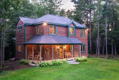 Image de Maison neuve inspirée par la nature unique, nichée dans les bois, près du grand lac Acadia