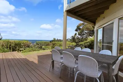 Image de Égine - Une fabuleuse maison contemporaine de 2 étages offrant une vue spectaculaire sur le lac King.