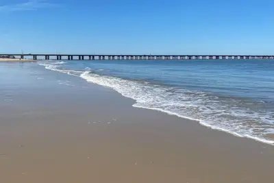 Image de Maison magnifique à quelques pas de la plage avec vue sur l'eau!
