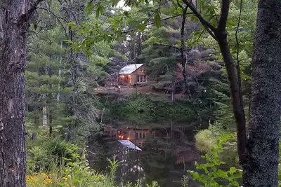 Image de Twilight Cabin, une cabane en rondins unique au bord de l'eau