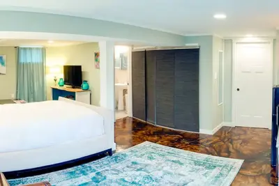 Image de Suite Studio avec Entrée Séparée, Patio, Décor Élégant et + Commodités