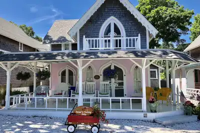 Image de Oak Bluffs Gingerbread Cottage près du centre-ville, de la plage, du traversier et du parc océanique!