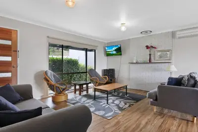 Image de 100 sur Myer - La maison de vacances idéale avec de la place pour que les enfants courent dehors