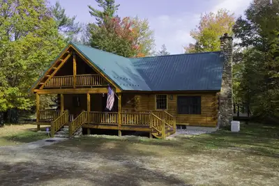 Image de Belle Authentic Log Cabin situé à 5 minutes de Bethel, à 15 minutes de Sunday River