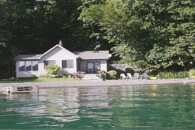 Image de Lakeside Bungalow Ă 30 pieds de l'eau