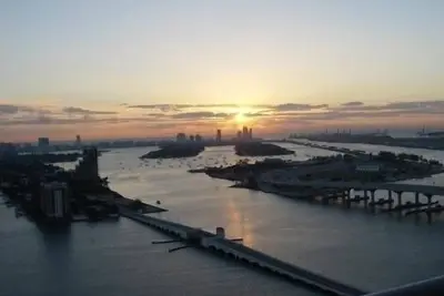 Image de Haut de gamme de condo front de mer à cœur de Miami avec une vue magnifique du centre-ville et la baie de