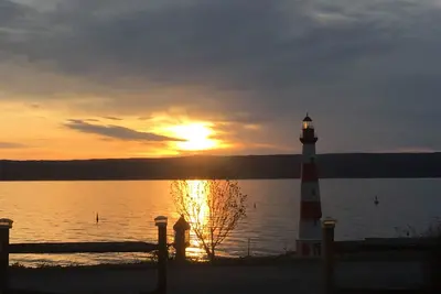 Image de Cottage avec vue sur le lever du soleil sur le lac Seneca