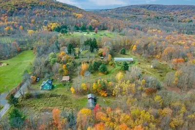 Image de 3 chambres à coucher, 2. 5 salles de bains entièrement meublés et équipés, chien-friendly, sur 15 acres