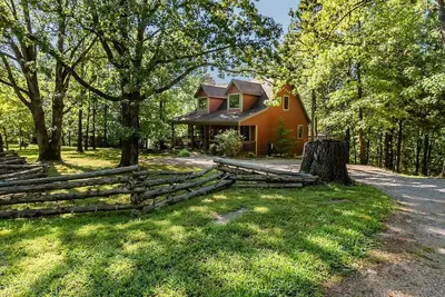 Image de Woodsong Cottage - Charmant cottage isolé 2br près de Branson sur une table de baby-foot de 40 acres avec bain à remous