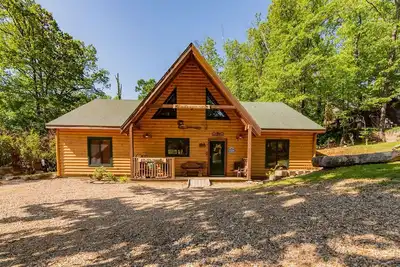 Image de Big Trout Wood Cabin, HotTub, Grill, Game Room Loft,