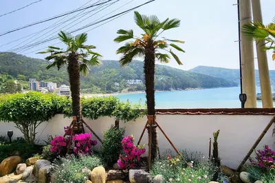 Image de Wahyeon Beach House: directement sur la plage! Superbes vues et parfait pour les groupes.