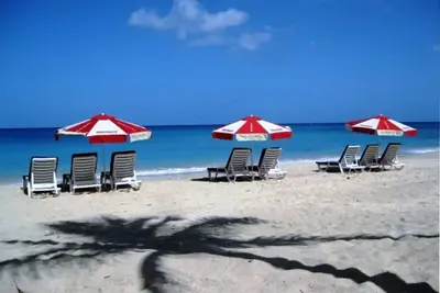 Image de 4 Chambre Villa - A 5 minutes à pied de «pieds dans le sable» à 2 Plages étonnants!