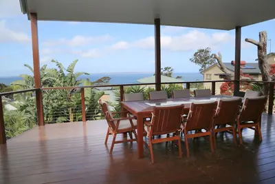 Image de Kailani Beach House, une maison côtière magnifiquement présentée surplombant la baie de Jervis