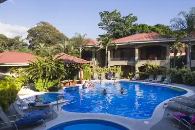 Image de Centre De Ville DEUXIÈME ÉTAGE De Luxe Vue Piscine