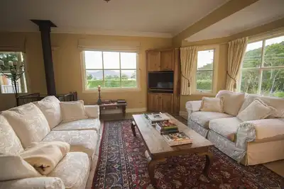 Image de Wattle Grove Homestead - vue sur la rivière Huon